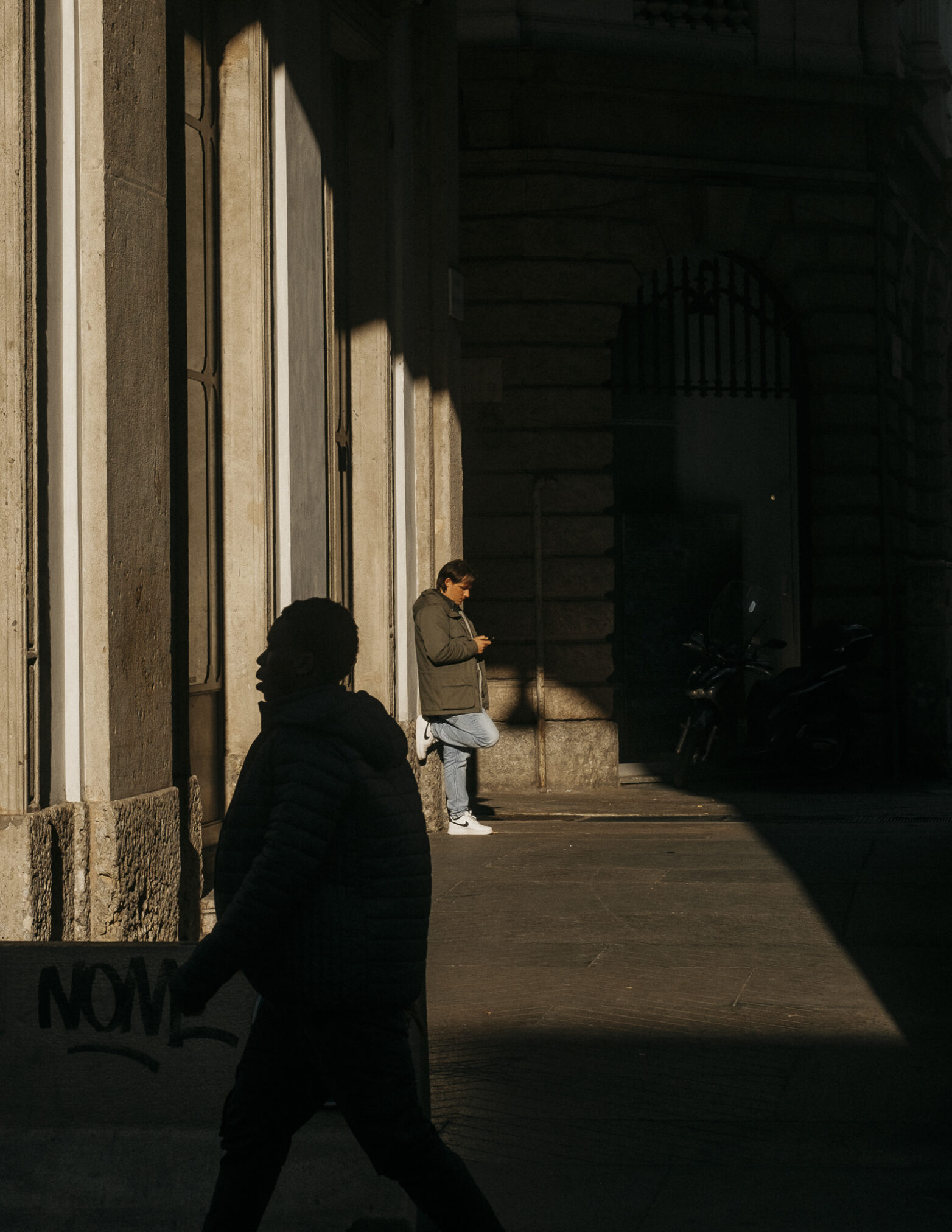 milan duomo streetphotography shadow light italian people