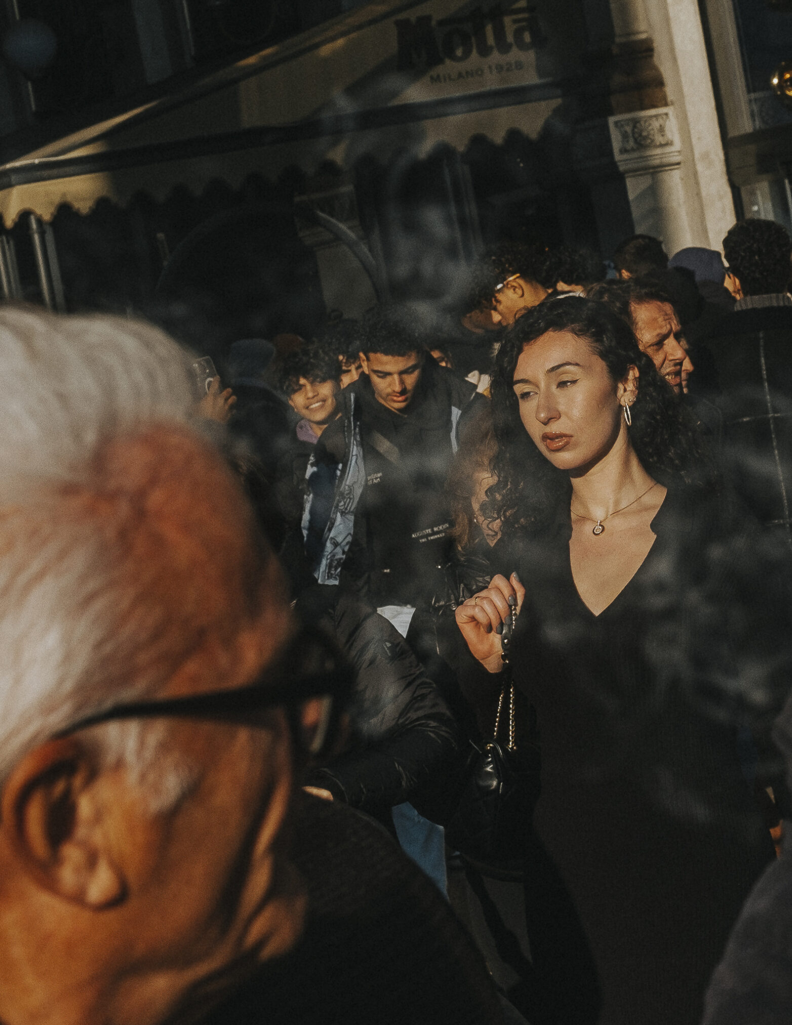 milan duomo streetphotography shadow light italian people