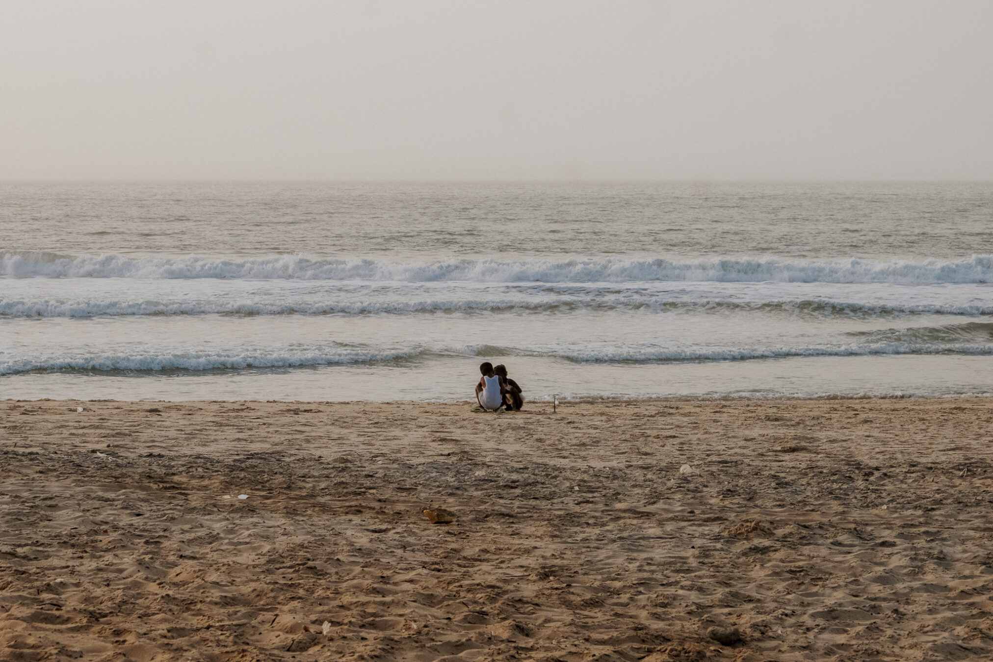 twee kinderen op het strand van bijilo in gambia