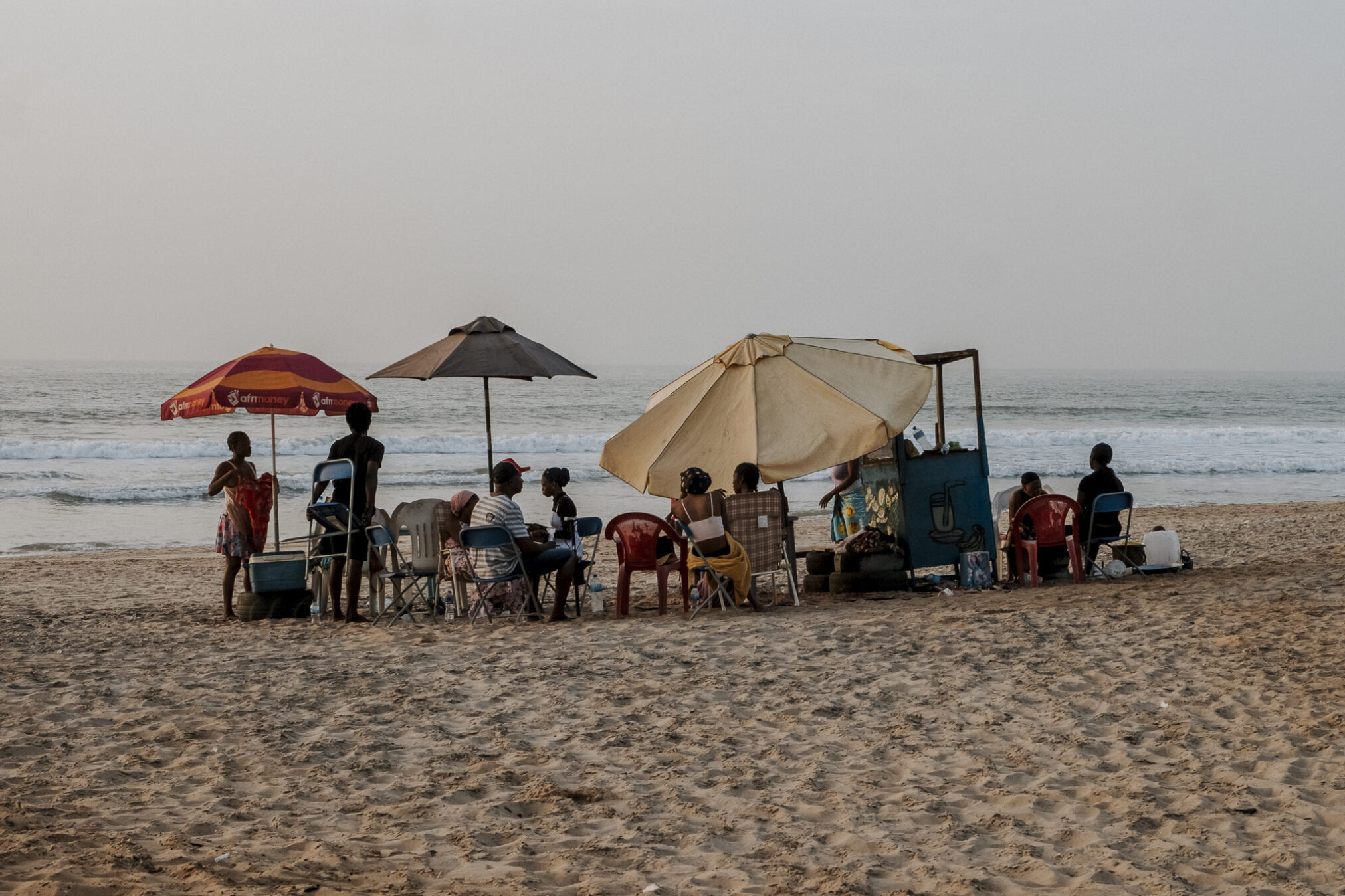 familie strand bijijo gambia eten zondag
