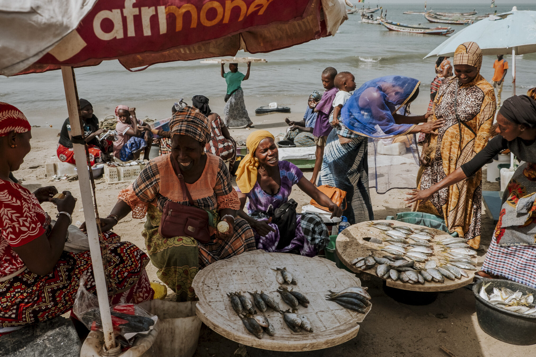 vrouwen op vismarkt tanji gambia